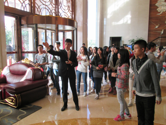 酒店吴总监亲自为学生讲解