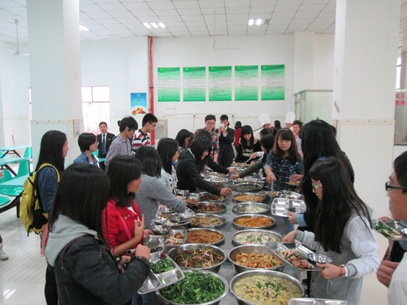 学生亲身体验员工餐