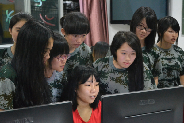 学员与新生交流