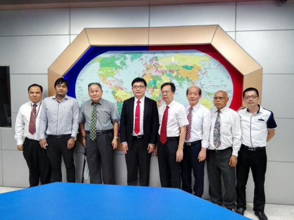 与泰国暹罗大学领导合影