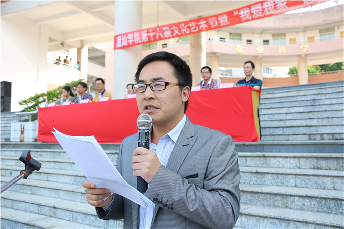 团委书记王克明宣读活动实施方案