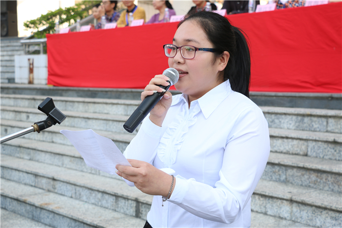 学生代表陈主宣读倡议书