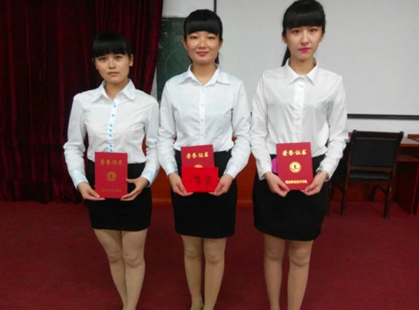 胡锐娜同学的“精艺队”荣获一等奖