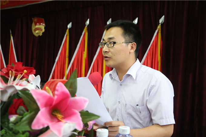 团委书记王克明宣读表彰决定