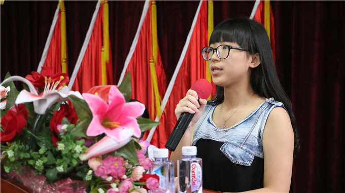 学生代表张贝纯发言