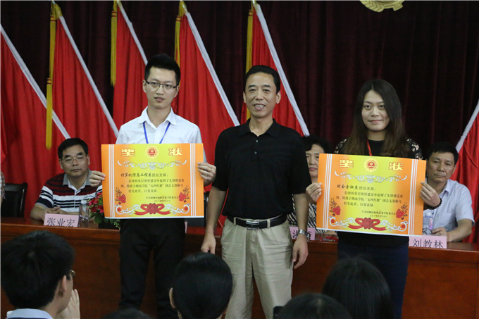 学院副院长魏跃进为获奖集体颁奖