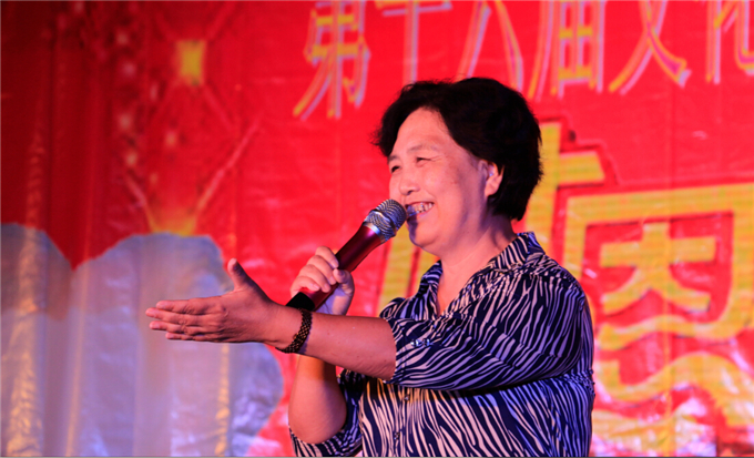 党委书记韩淑芳深情演唱