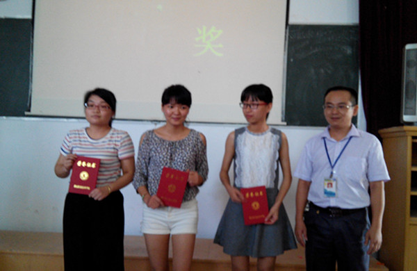黄杰波老师为我系三位优秀信息员颁奖