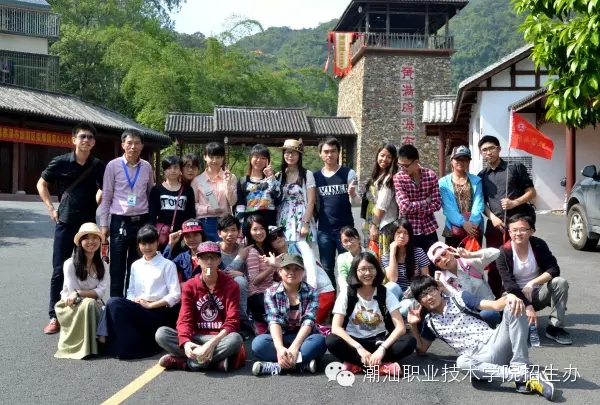 13导游赴黄满寨瀑布参观