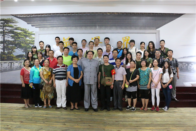 主席和43军将士合影