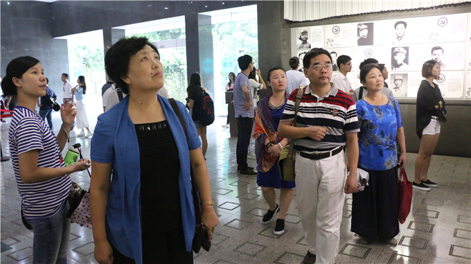 参观井冈山根据地烈士纪念馆