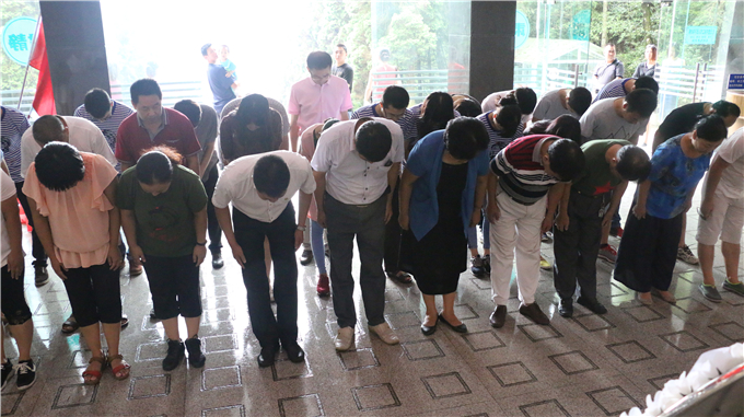 向井冈山烈士三鞠躬