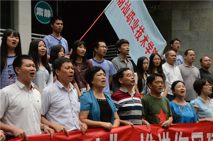 全体高唱《雄伟的井冈山》