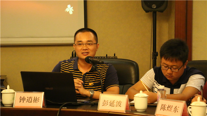 学院助贷中心主任钟消彬作汇报