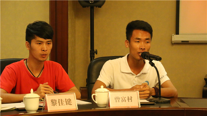 我院学生代表曾富村发言