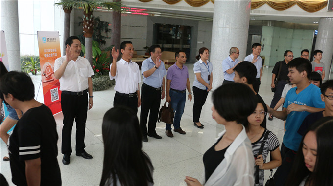 双方领导在门口欢迎学生