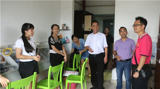 学院领导走访宿舍看望学生