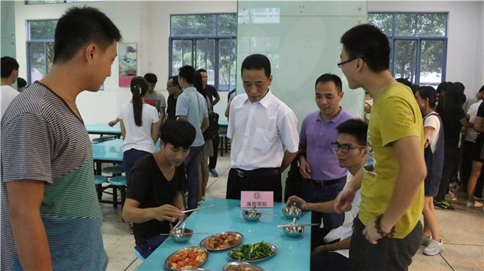 走访食堂关心学生伙食