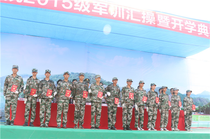 军训先进个人代表上台领奖