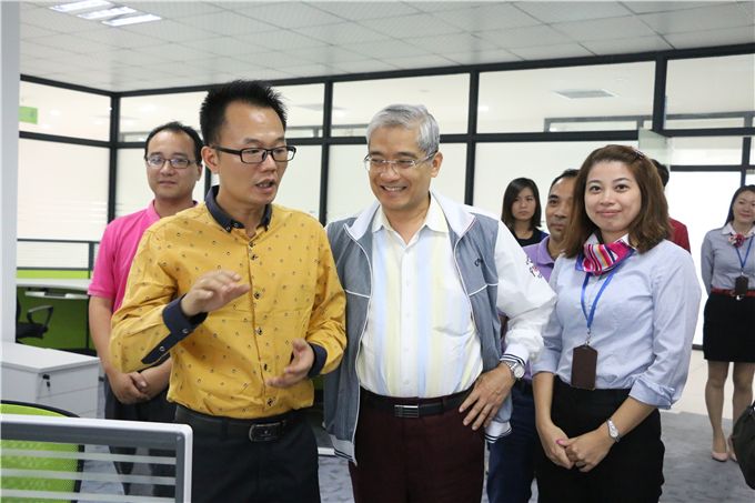 学院创业学院院长、海西电商学院副院长颜惠雄与郎教授交流电商创业教育