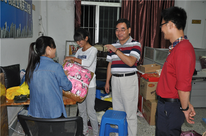 学院党委副书记张业宏看望校内创业学生,询问关心双十一发货情况