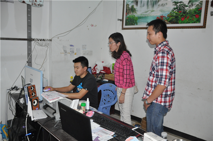 创业学院老师在场指导