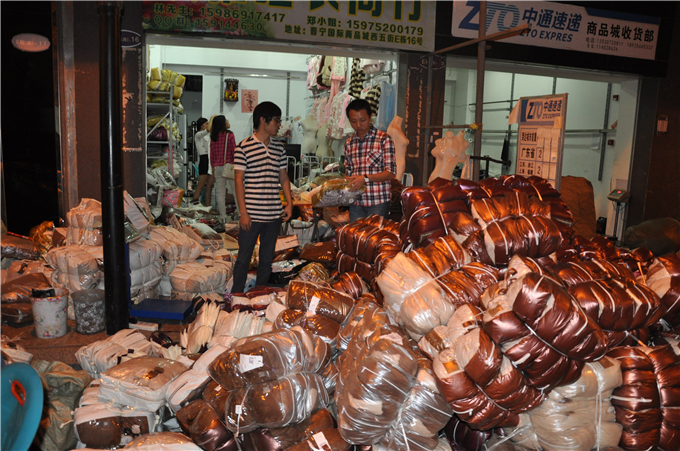 待打包的货物堆满了门口