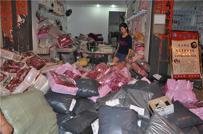 待打包的货物堆满了门口