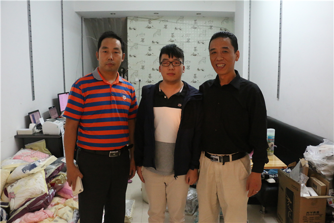 与创业学生合影