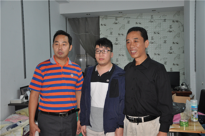 与创业学生合影