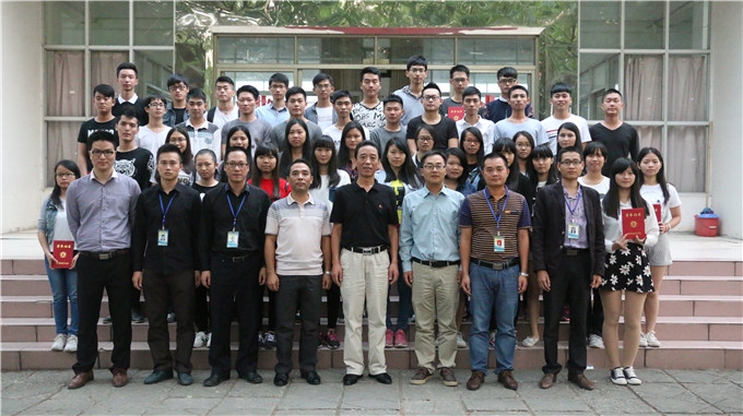 获奖学生与领导老师合影