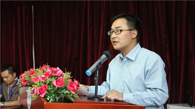 学生处处长王克明宣读表彰决定