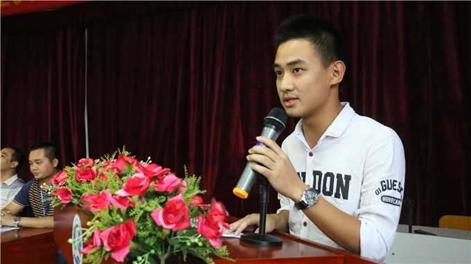 新生代表林俊龙发言