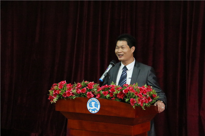 党政办主任李育华主持