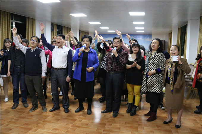 集体合唱《难忘今宵》