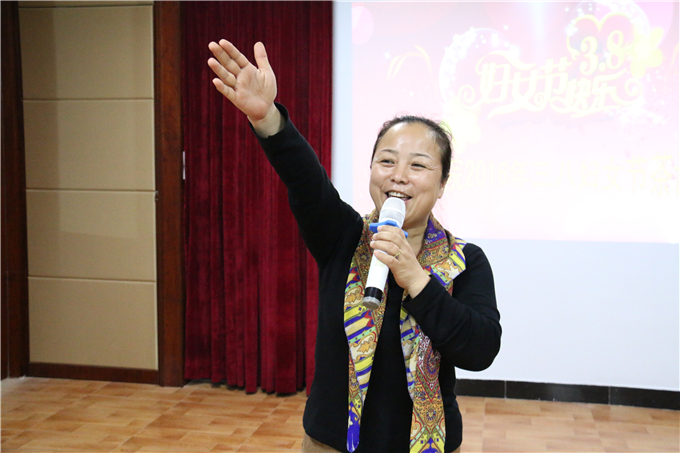 女教工代表发言