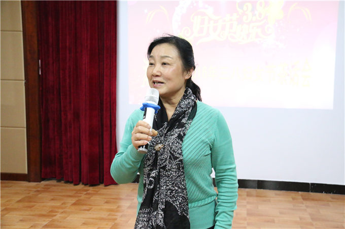 女教工代表发言