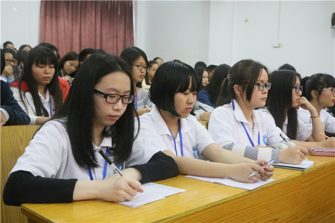 学生认真做笔记