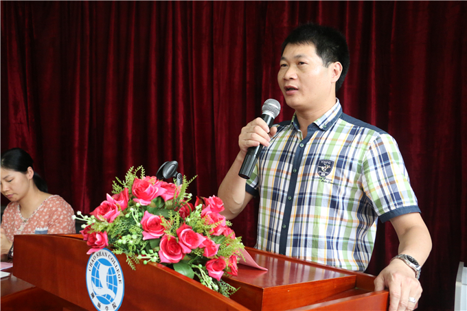 院长助理李育华主持