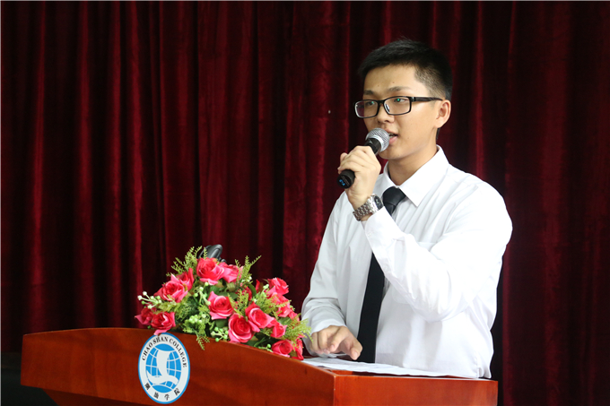 学生代表韦易丰同学发言