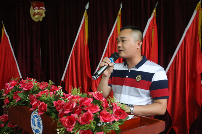 团委副书记钟逍彬主持大会