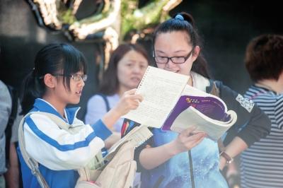 高考首日,考生在进入考场前进行最后的复习。本报资料图片