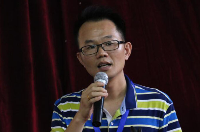 创业学院院长颜惠雄主持