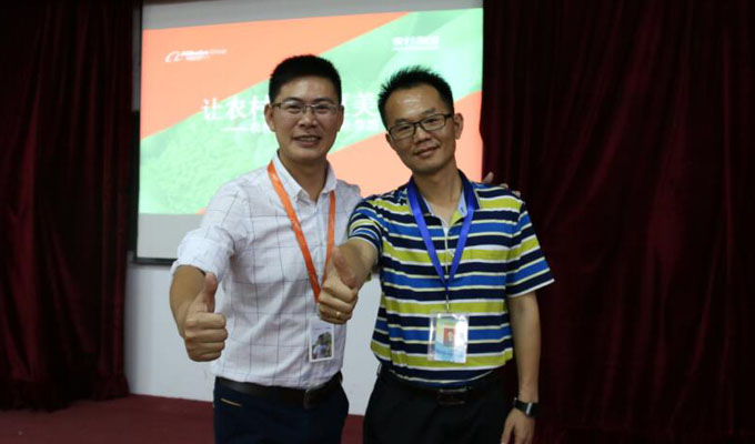 黄岳龙经理与颜惠雄院长合影