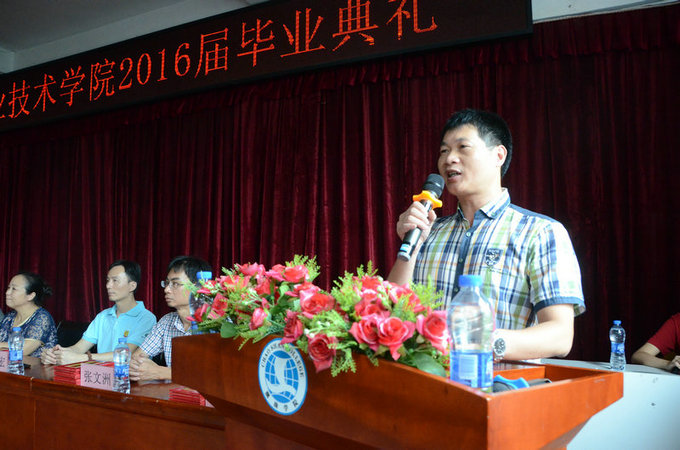 院长助理李育华主持典礼