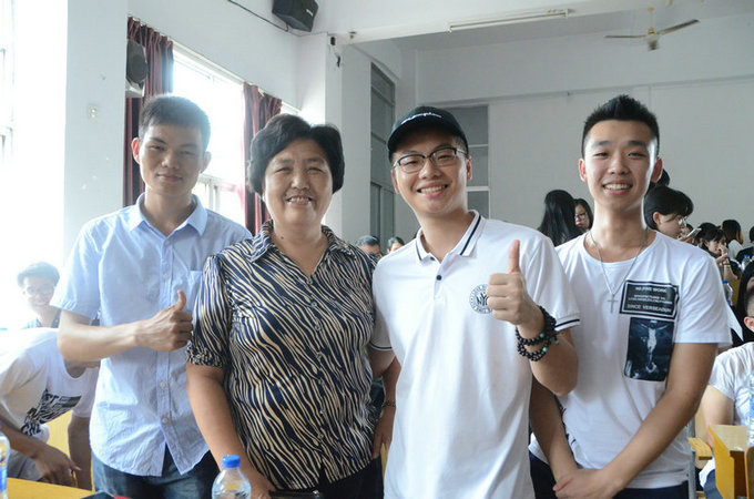 韩书记与毕业生合影