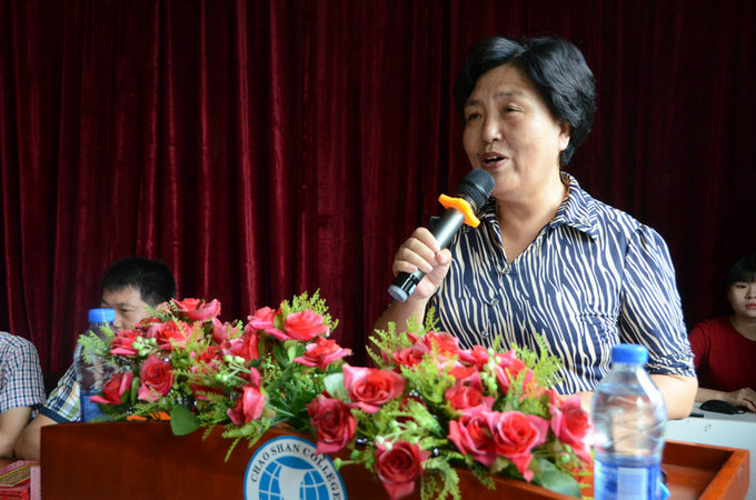 党委书记韩淑芳宣读文件