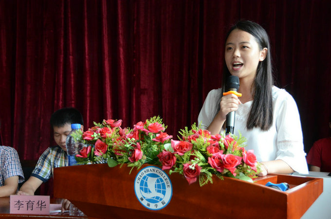 在校学生代表罗梦怡发言