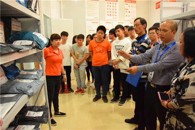 校领导亲临现场指导