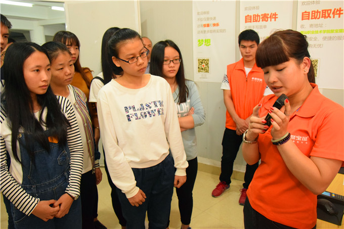 指导老师杜彩青为学生讲解